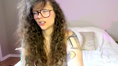 Snapshot of xxx_aura_xxx chatting on 03-04-25, 12:29 Aura Deluge online show from 03-04-25, 12:29