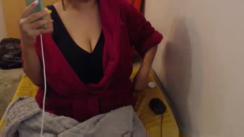 Snapshot of xxxbustybabe27x chatting on 04-24-26, 03:47 Ayanda online show from 04-24-26, 03:47