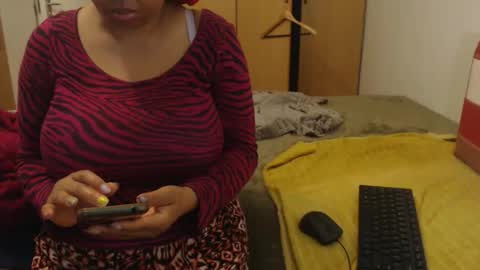 Snapshot of xxxbustybabe27x chatting on 04-27-26, 12:03 Ayanda online show from 04-27-26, 12:03