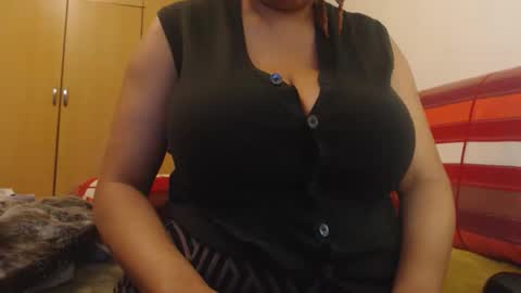 Snapshot of xxxbustybabe27x chatting on 05-21-26, 04:03 Ayanda online show from 05-21-26, 04:03
