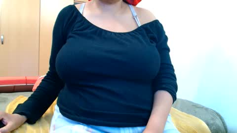 Snapshot of xxxbustybabe27x chatting on 06-01-26, 01:02 Ayanda online show from 06-01-26, 01:02