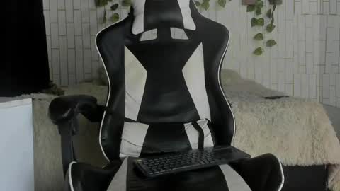 yacksson_lawrence online show from 05-18-26, 04:07