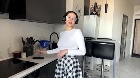 Snapshot of yaekomcmorran chatting on 10-31-25, 12:50 Emily online show from 10-31-25, 12:50