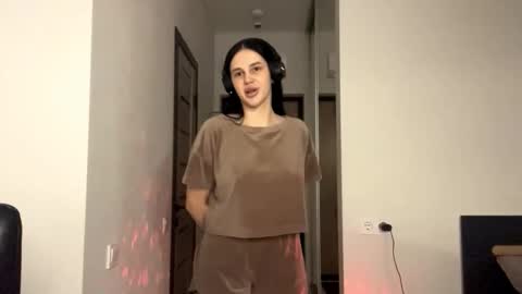 Snapshot of yaekomcmorran chatting on 11-03-25, 06:53 Emily online show from 11-03-25, 06:53