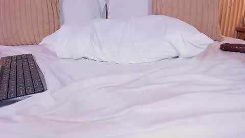 Snapshot of yalezka_ chatting on 06-14-26, 04:20 Yalezka online show from 06-14-26, 04:20