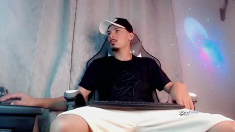 Snapshot of yankees_xxx chatting on 06-08-26, 12:38 yankees online show from 06-08-26, 12:38