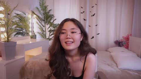 Snapshot of yasminekeats chatting on 10-31-25, 07:09 Nerida online show from 10-31-25, 07:09