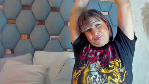 Snapshot of yayi_derek chatting on 10-21-25, 11:33 yayi derek online show from 10-21-25, 11:33