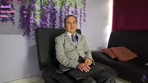 Snapshot of yazfore chatting on 06-17-26, 02:40 Hazzan online show from 06-17-26, 02:40