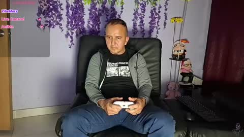 Snapshot of yazfore chatting on 07-08-26, 11:42 Hazzan online show from 07-08-26, 11:42