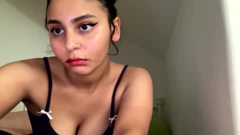 Snapshot of yazzydeleon chatting on 11-11-25, 08:36 yazzydeleon online show from 11-11-25, 08:36