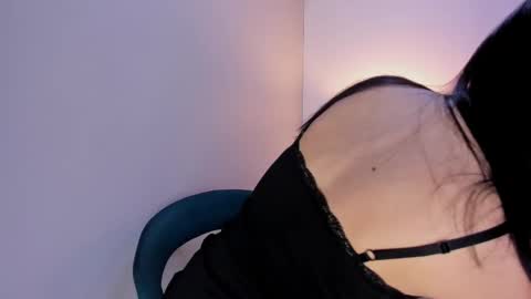 Snapshot of yen_lo chatting on 10-25-25, 12:45 Yen online show from 10-25-25, 12:45