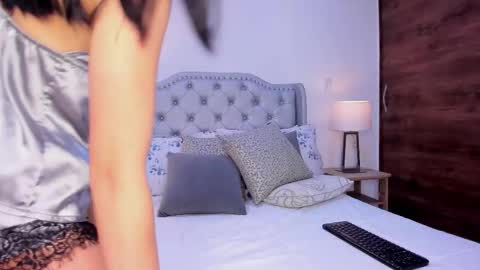 Snapshot of yen_lo chatting on 11-25-25, 12:38 Yen online show from 11-25-25, 12:38