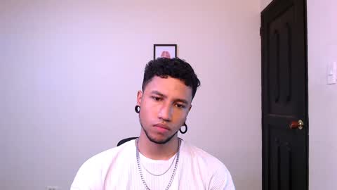 Snapshot of yerfon_s1 chatting on 12-17-24, 01:29 Yeff ind. model online show from 12-17-24, 01:29