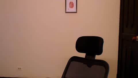 Snapshot of yerfon_s1 chatting on 12-17-24, 08:32 Yeff ind. model online show from 12-17-24, 08:32