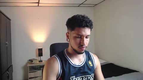 Snapshot of yerfon_s1 chatting on 11-23-25, 02:33 Yeff ind. model online show from 11-23-25, 02:33