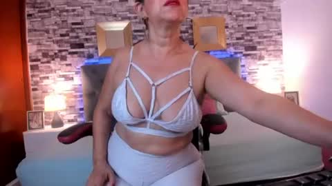 Snapshot of yeseniaa_25 chatting on 07-14-26, 01:06 Yeseniaa online show from 07-14-26, 01:06