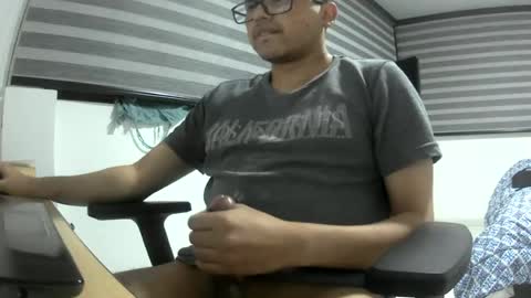 Snapshot of yesidxxx123_ chatting on 06-19-26, 04:06 yesidxxx123_ online show from 06-19-26, 04:06