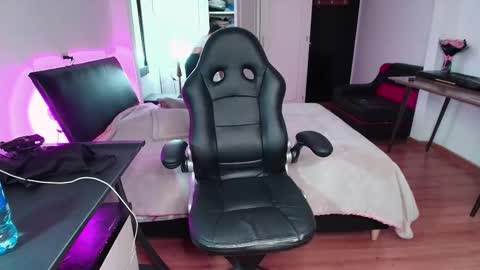 yesie_hot2 online show from 09-19-25, 01:18