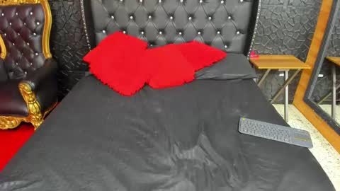 yiyisandoval online show from 10-07-25, 02:14