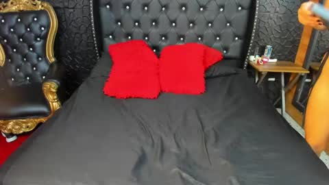 yiyisandoval online show from 10-14-25, 07:36