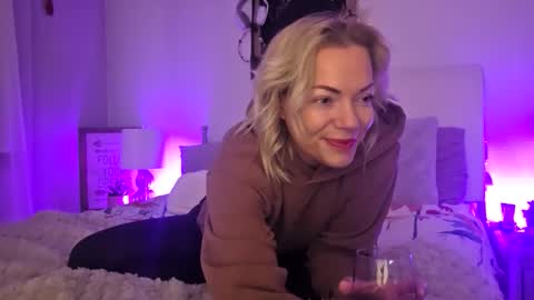 Snapshot of yogimilflover chatting on 05-10-26, 03:01 Yogiblondebangme online show from 05-10-26, 03:01