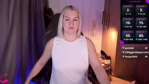Snapshot of yolanda_kiss chatting on 03-01-25, 11:15 Yolanda online show from 03-01-25, 11:15