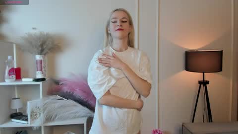 Snapshot of you_fell_in_love chatting on 05-06-26, 07:30 Elizabeth brunette -- Darline blonde online show from 05-06-26, 07:30