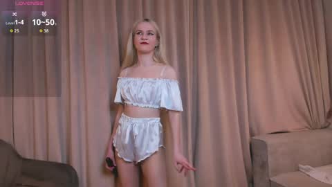 Snapshot of you_fell_in_love chatting on 05-08-26, 07:30 Elizabeth brunette -- Darline blonde online show from 05-08-26, 07:30