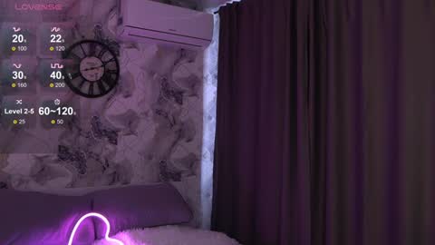 Julia Please Thumbs up me   online show from 01-23-25, 07:22