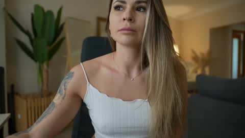 Snapshot of your_poison_girl chatting on 04-19-26, 12:37 Helena online show from 04-19-26, 12:37