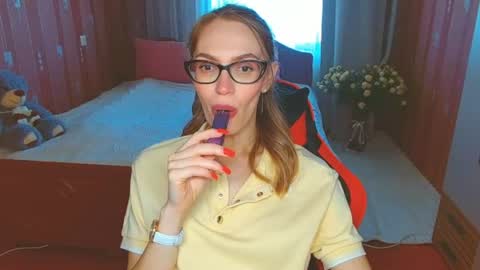 Snapshot of yourladysunshine chatting on 06-17-26, 06:38 Ksyusha online show from 06-17-26, 06:38
