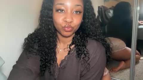 Snapshot of yourmommysilk chatting on 03-23-26, 05:11 YOURMOMMY online show from 03-23-26, 05:11