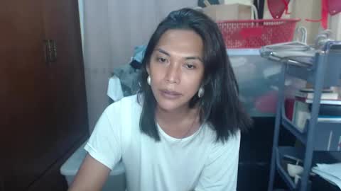 Snapshot of yourpinoy chatting on 01-08-26, 12:35 Iring online show from 01-08-26, 12:35