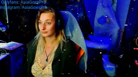 Snapshot of yoursecretgirlfriend963 chatting on 12-19-24, 04:02 AsiaGoesPro - On All Socials online show from 12-19-24, 04:02