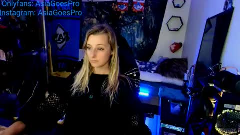 Snapshot of yoursecretgirlfriend963 chatting on 01-24-25, 01:13 AsiaGoesPro - On All Socials online show from 01-24-25, 01:13