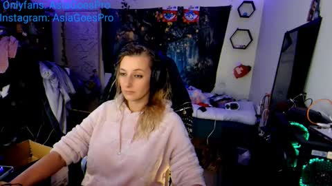 Snapshot of yoursecretgirlfriend963 chatting on 01-25-25, 03:09 AsiaGoesPro - On All Socials online show from 01-25-25, 03:09