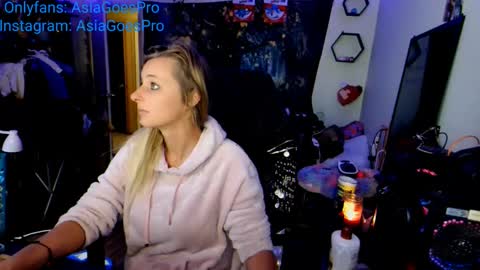 Snapshot of yoursecretgirlfriend963 chatting on 02-02-25, 03:39 AsiaGoesPro - On All Socials online show from 02-02-25, 03:39