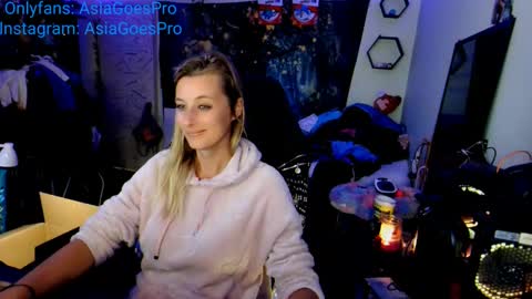 Snapshot of yoursecretgirlfriend963 chatting on 02-02-25, 09:45 AsiaGoesPro - On All Socials online show from 02-02-25, 09:45