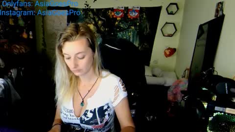 Snapshot of yoursecretgirlfriend963 chatting on 02-07-25, 04:03 AsiaGoesPro - On All Socials online show from 02-07-25, 04:03