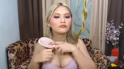 Snapshot of youungsextdeity chatting on 07-09-26, 10:52 cathy online show from 07-09-26, 10:52