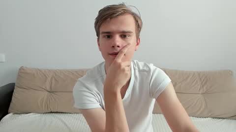 Snapshot of yueslang chatting on 10-08-25, 10:35 Yue Lang and Samm online show from 10-08-25, 10:35