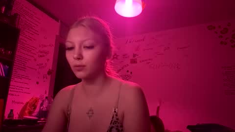 Snapshot of yunarosee chatting on 11-11-25, 11:27 yunarosee online show from 11-11-25, 11:27