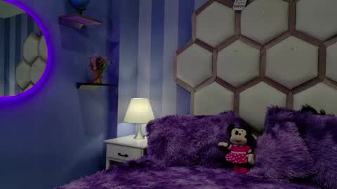 yvi online show from 04-20-26, 12:08