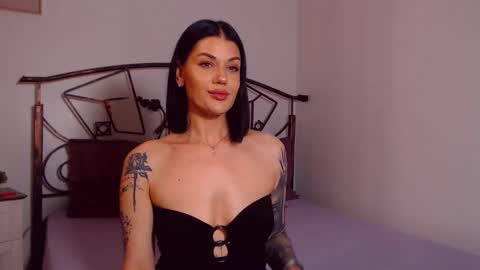 Snapshot of yvonneeverlee chatting on 05-20-26, 07:53 I V Y online show from 05-20-26, 07:53