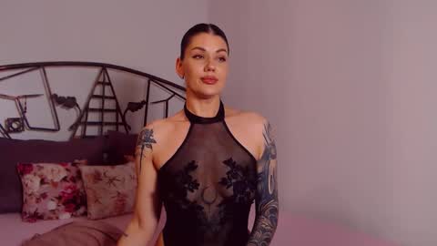 Snapshot of yvonneeverlee chatting on 05-21-26, 08:49 I V Y online show from 05-21-26, 08:49