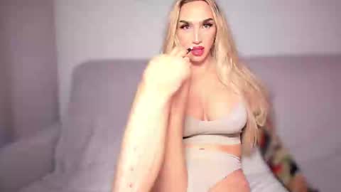 Snapshot of zarinastoun20 chatting on 02-14-25, 09:21 ZARINA online show from 02-14-25, 09:21