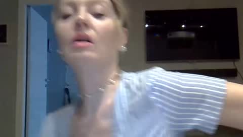 Snapshot of zarinaswift chatting on 04-26-26, 08:01 Zarina Swift online show from 04-26-26, 08:01
