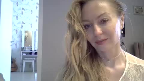 Snapshot of zarinaswift chatting on 05-27-26, 06:32 Zarina Swift online show from 05-27-26, 06:32