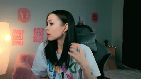 Snapshot of zeneexe chatting on 02-12-26, 07:20 Lara online show from 02-12-26, 07:20